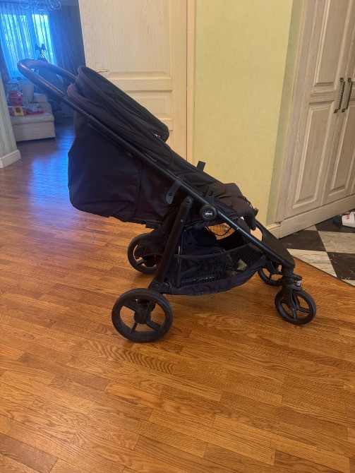 коляска с видимыми колесами и ручкой