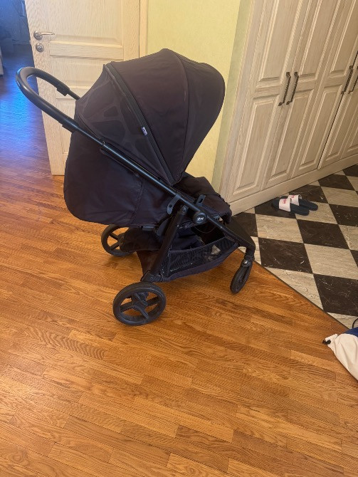 коляска с большой крышей и зеркалом в интерьере