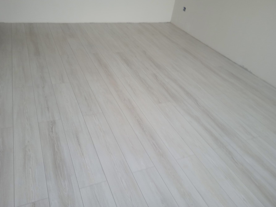 Жарық ағаш өрнегі бар пол, аяқталған жоба