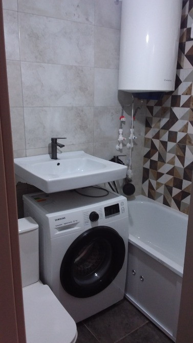 Компактты ванна бөлмесі раковина мен стиральды машинамен