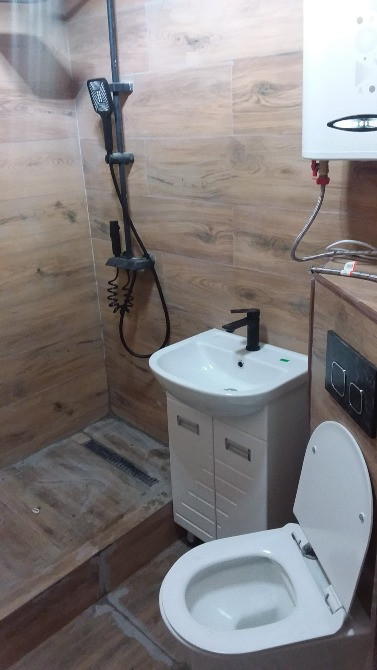 Душ пен раковинамен ванна бөлмесі