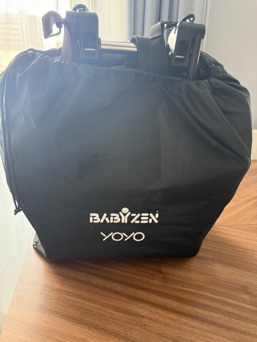 Сумка для коляски Babyzen Yoyo на деревянной поверхности