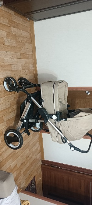 Детская коляска на деревянном полу