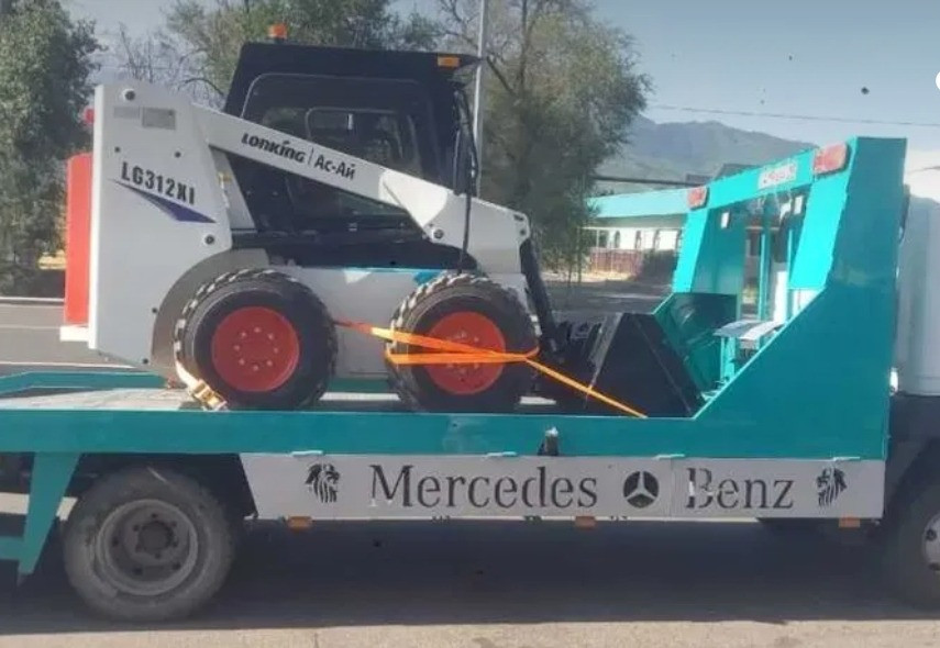 Мини-гусеничный экскаватор Mercedes-Benz жүк көлігінде