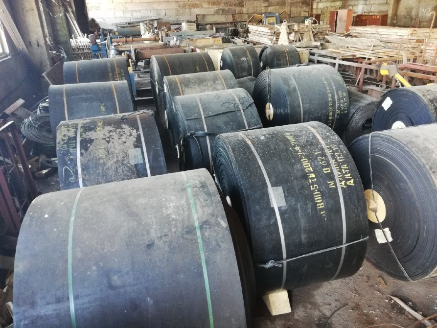 Резинотранспортерлік материалдар рулондарымен қоймалар