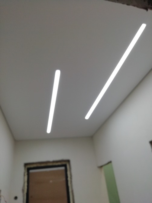 Современная подсветка на потолке с длинными светодиодными лампами