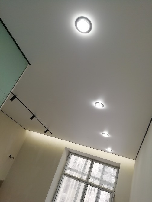 Потолок с круглым светом и большими окнами