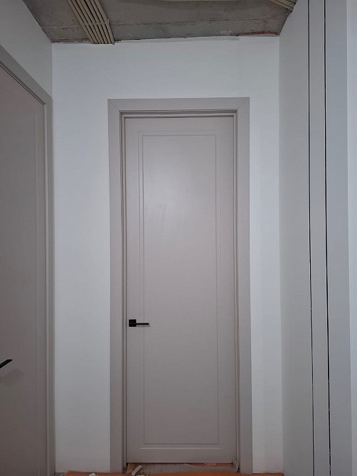 Сұр реңктегі дәліздегі есік