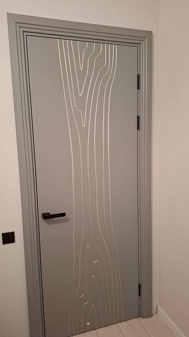 Ағашты имитациялайтын декоративті өрнегі бар есік