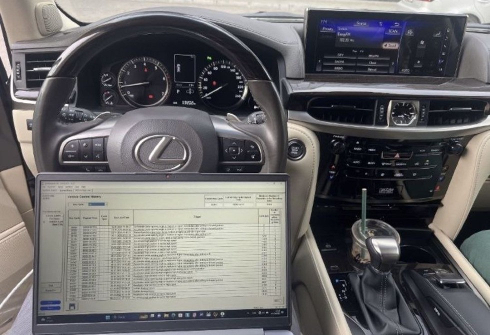 Лексус автосалоны ноутбук пен мультимедиялық жүйе экранымен