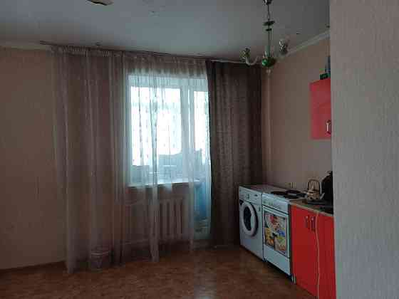 Интерьер комнаты с окнами и шторами