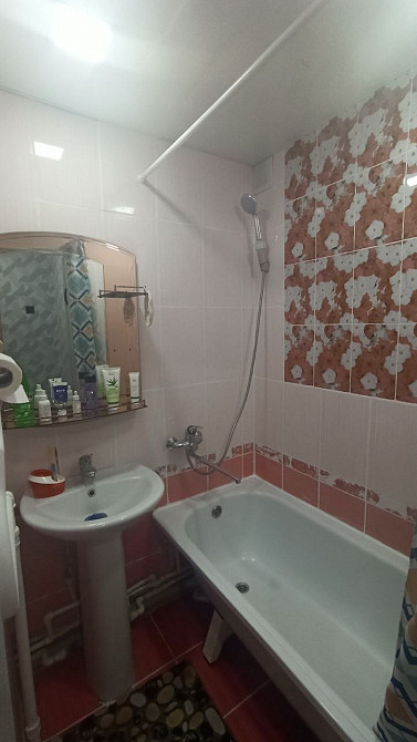 Ванная комната с ванной и раковиной