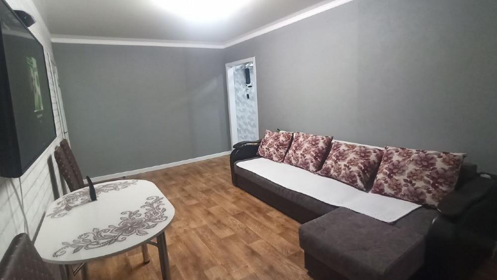 Гостиная с диваном и столом