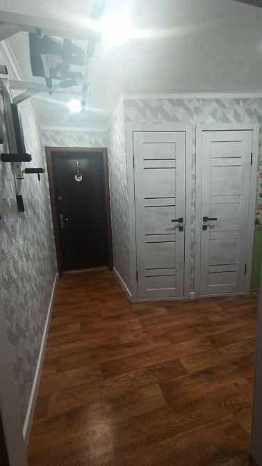 Коридор с входной дверью и шкафами