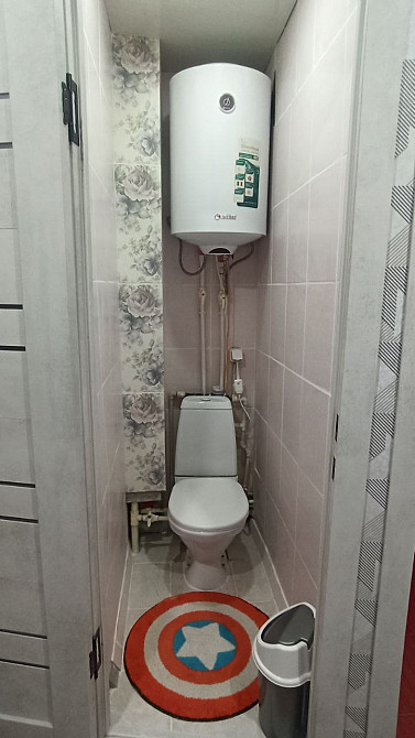 Туалет с унитазом и бойлером