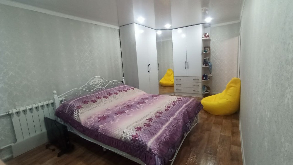 Спальня с двуспальной кроватью и шкафом