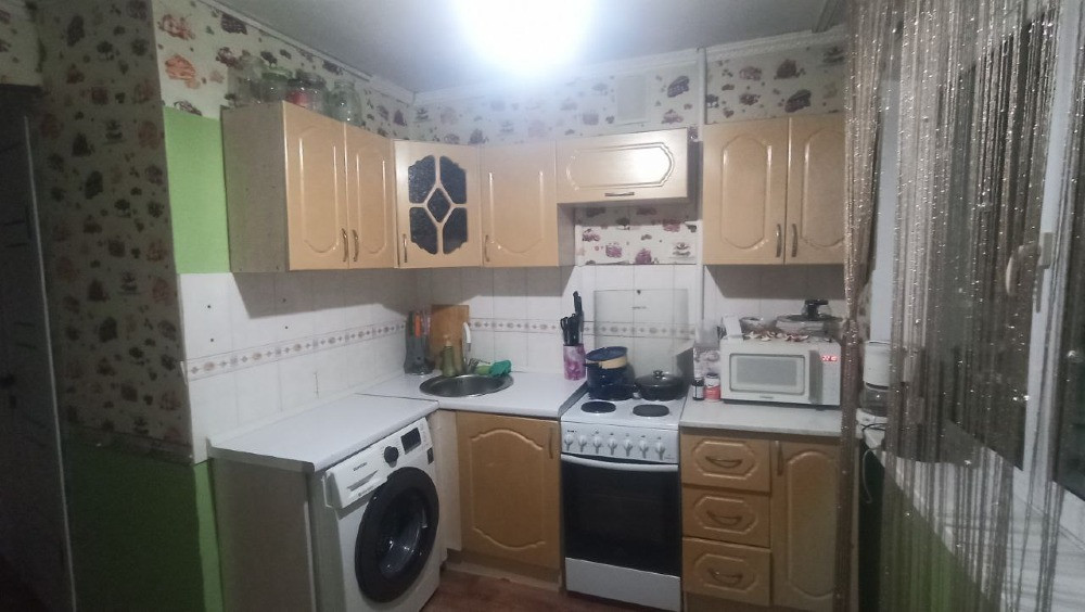 Кухня с плитой и микроволновой печью