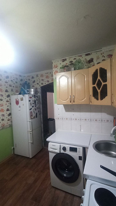 Кухня с холодильником и стиральной машиной