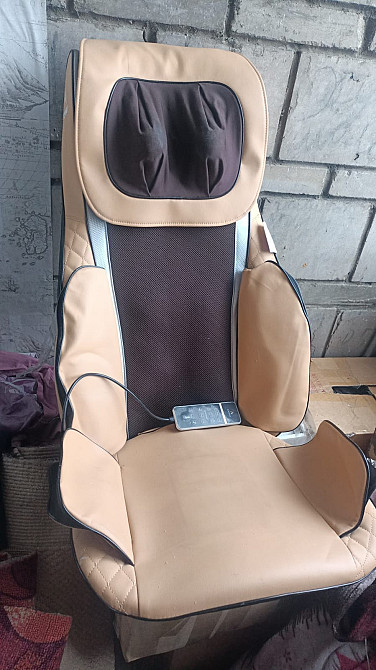 Бежевый және қоңыр түсті массаж креслосы