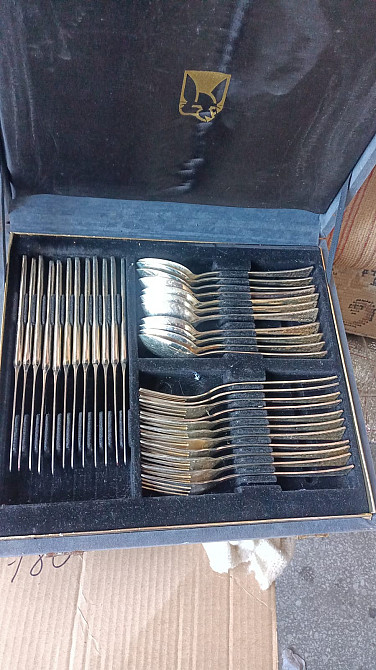 Қара қорапта күміс ас құралдары жиынтығы