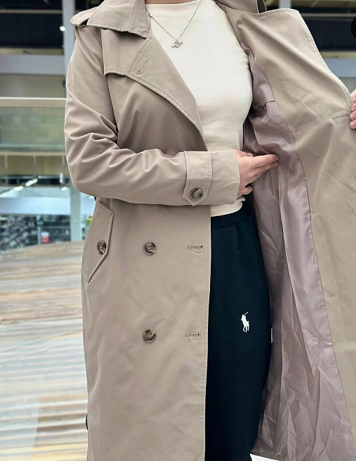 Бежевое пальто с поясом и широким воротником, модель с открытой откидной планкой