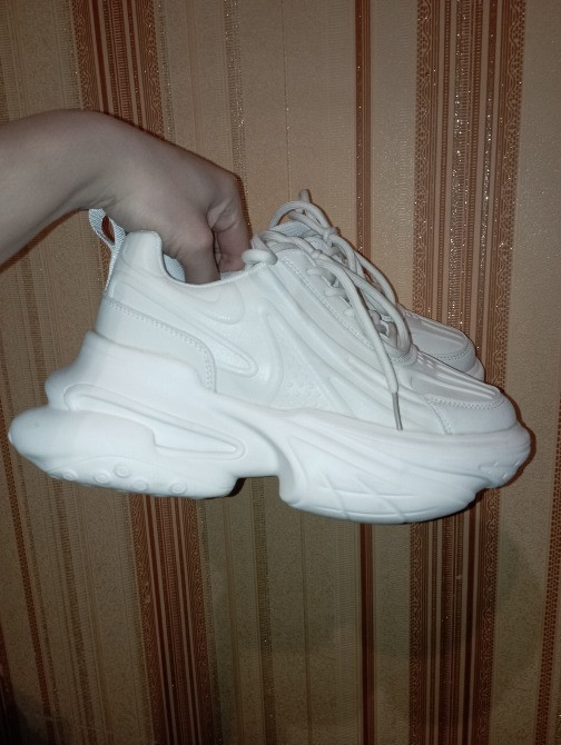 Белые кроссовки с толстой подошвой и эластичной шнуровкой
