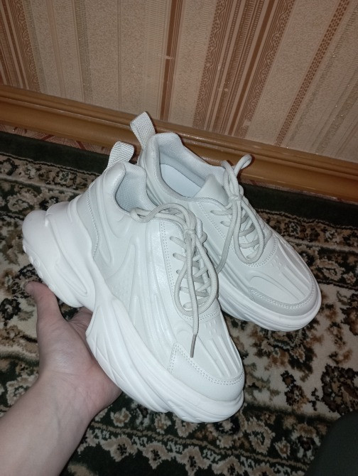 Белые кроссовки с объемной подошвой и шнуровкой