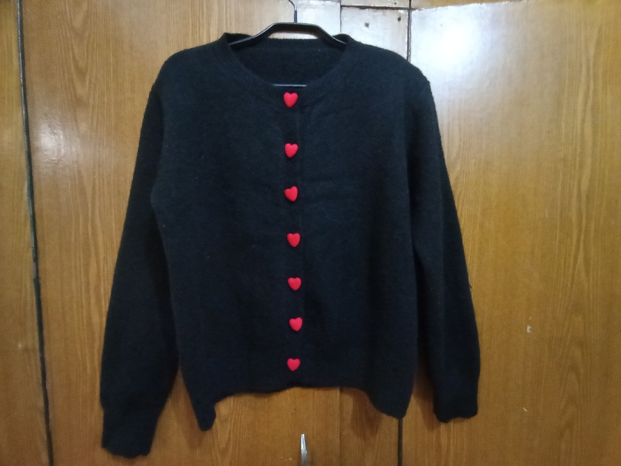 Черный свитер с красными пуговицами в виде сердечек