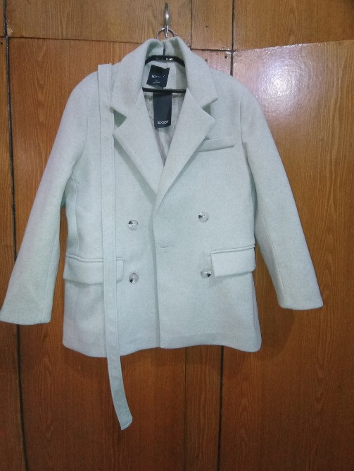 белый пиджак на вешалке
