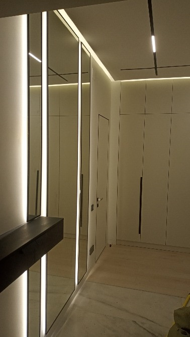 Заманауи интерьер айна мен светодиодтық жарықтандырумен кіреберісте