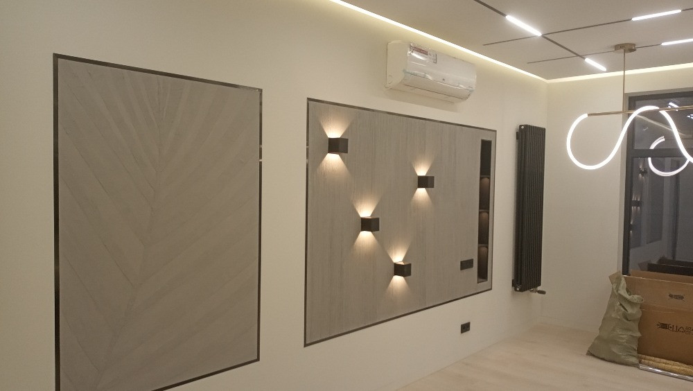 Интерьерде дизайнерлік жарықтандырғыштар мен кондиционер бар қабырға