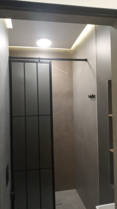 Современный душ с минималистичным дизайном и стеклянными перегородками