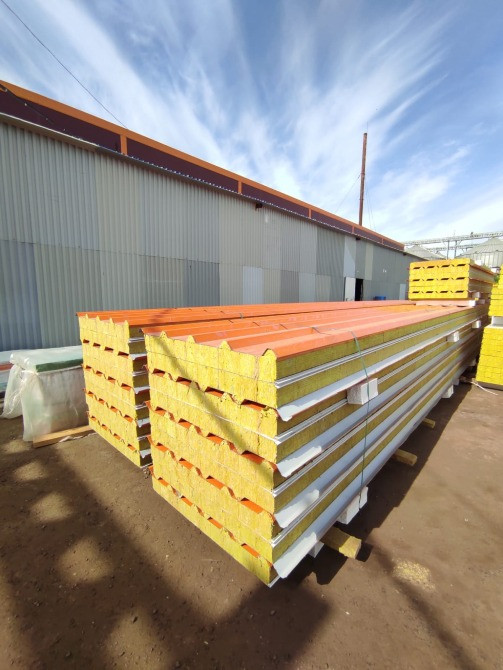 Складтағы пиломатериалдар, стектерге орналастырылған