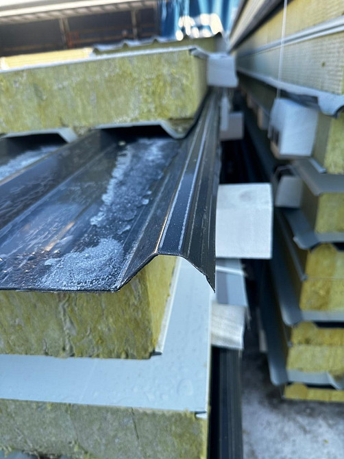 Изоляциямен бірге профилделген панельдің жақын жоспары