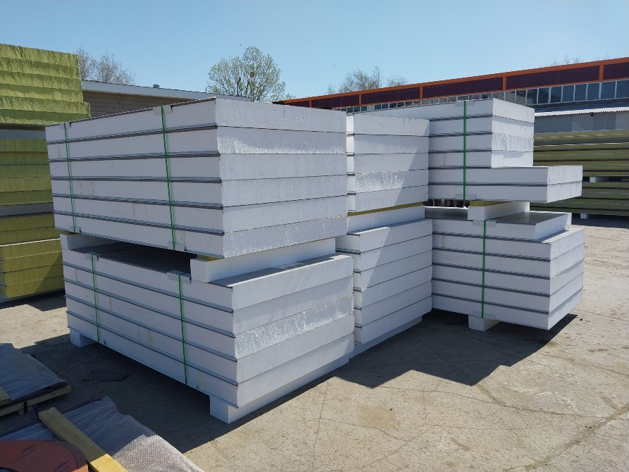 Ашық ауада сақталған әртүрлі плиталар, таза үстелдерге қойылған