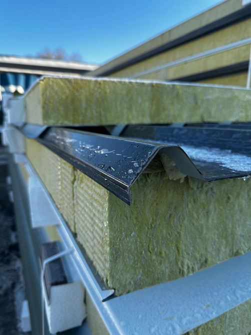 Профилделген беткі қабаты бар изоляциялық панельдердің көрінісі