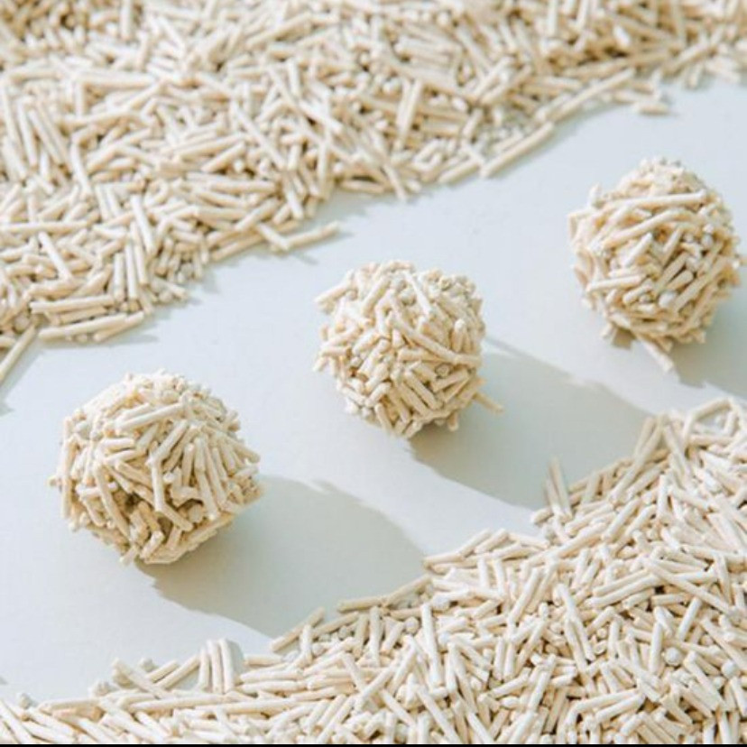 Наполнитель для кошачьего туалета в форме колобков на белом фоне