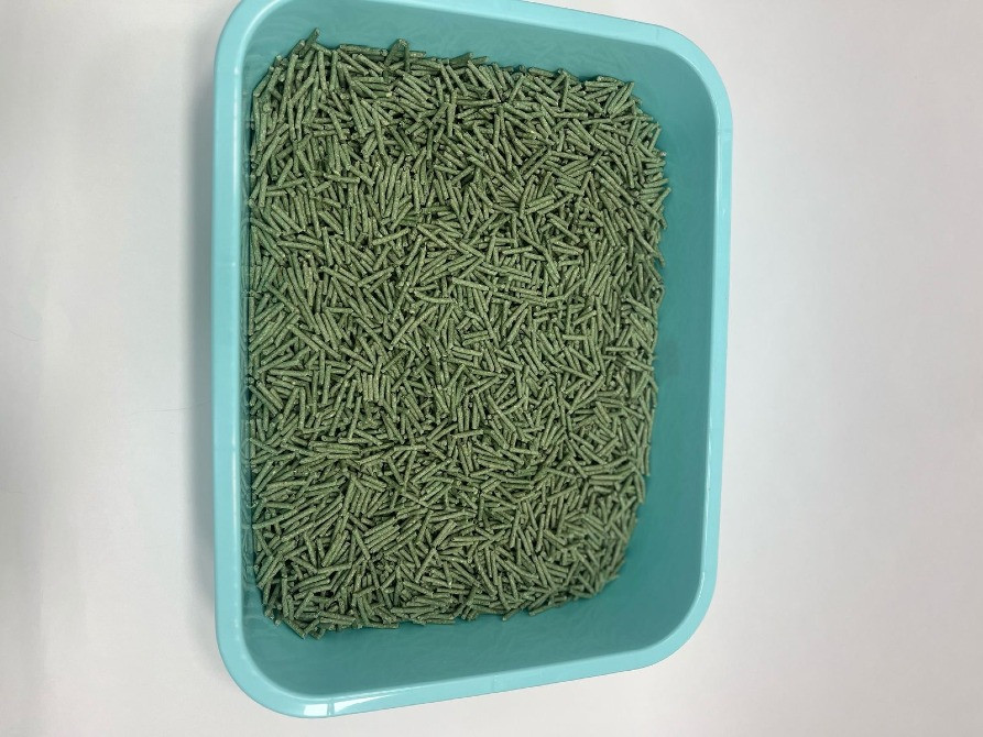 Коробка с зелеными гранулами для кошачьего туалета