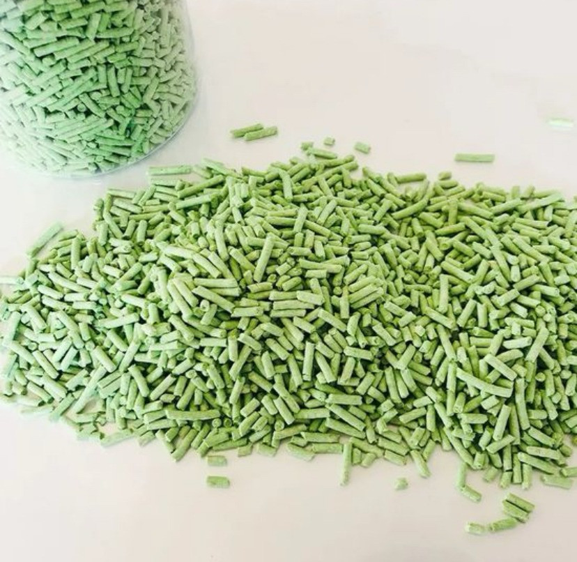Рассыпанные зеленые гранулы для кошачьего туалета