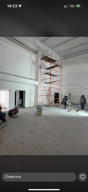 Леса, находящиеся на лестнице в интерьере дома