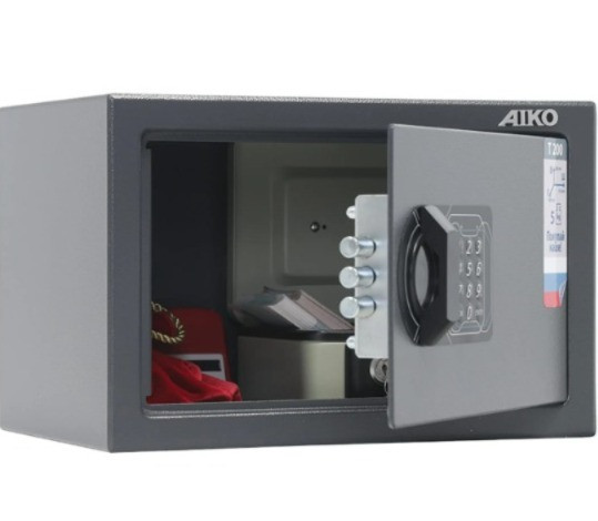 Сейф с открытой дверцей и цифровым замком марки Aiko