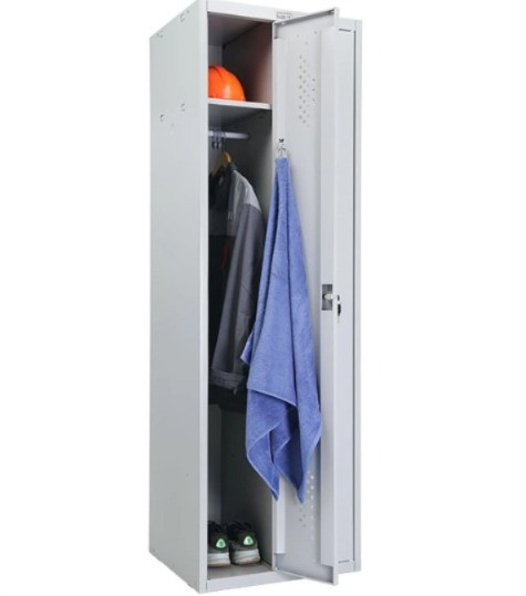 Ашық есігі бар киім шкафы, ішіндегі киіммен, жоғарғы сөресінде каска мен сүлгі