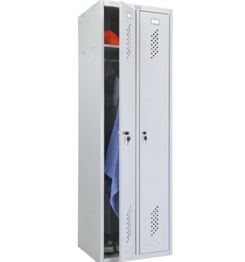 Екі киім шкафы, оның бірі ашық, ішіндегі киім мен каска, есіктеріндегі желдету тесіктерімен.