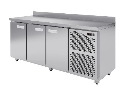 Холодильный стол для кухни с тремя дверцами и радиатором