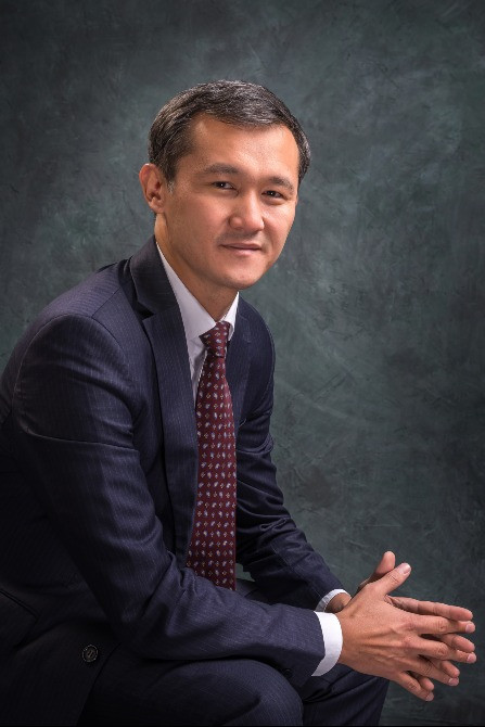 Деловой портрет мужчины в строгом костюме на фоне