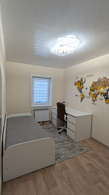 Классическая спальня с рабочим столом и декором на стене