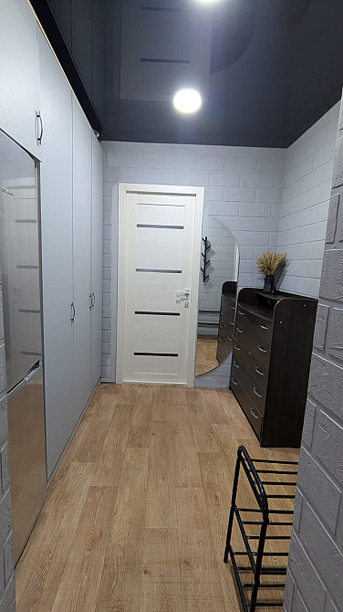 Приятная прихожая с зеркалом и комодом