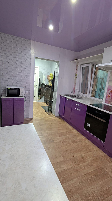 Вид на кухню с открытой планировкой и оконным светом