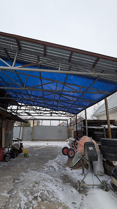 Крытая площадка с металлическим каркасом и снегом