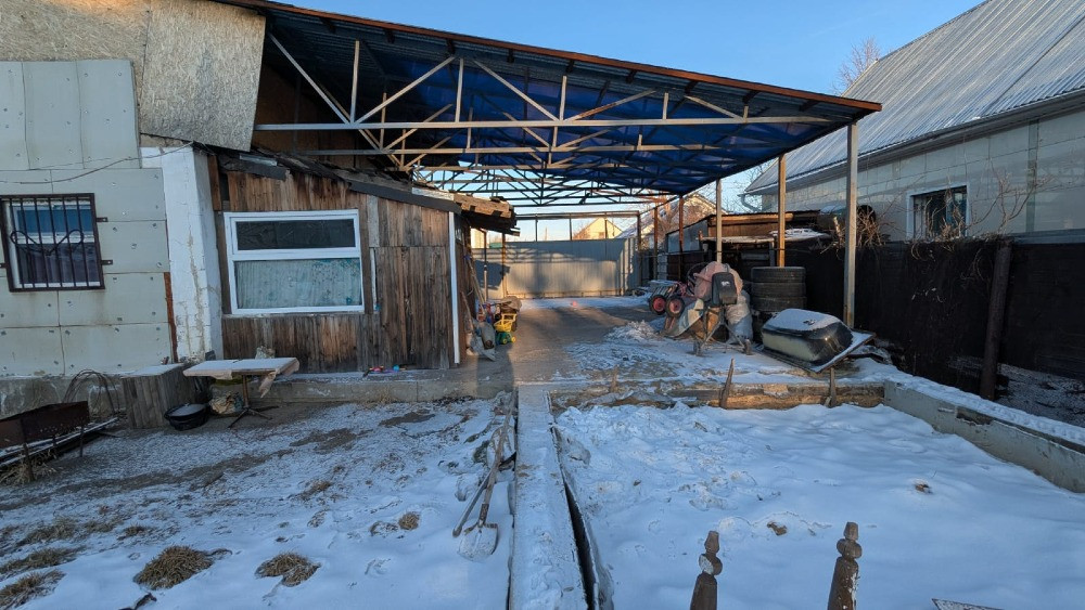 Уютный дворик с снегом и старыми постройками